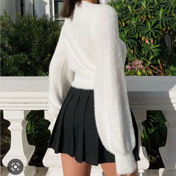 Aritzia Sunday Best // Kitten V-Neck Sweater - Picture 2 of 10